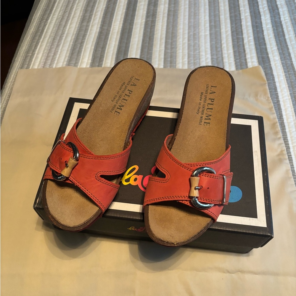 Brand new LA plumed wedge heel